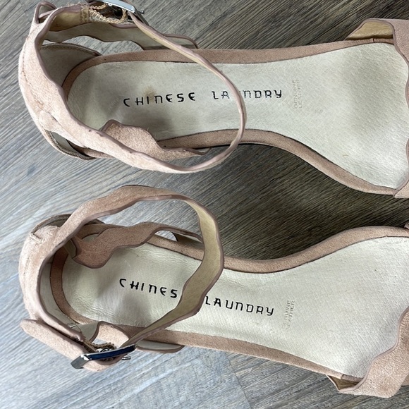 Chinese Laundry Women’s Tan Suede Zig Zag Ankle Strap Open Toe Heel, size 6.5 - Picture 3 of 9